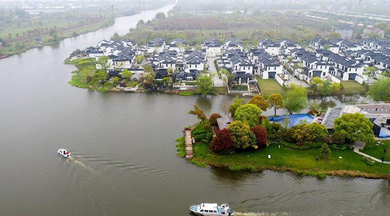 水韻湖城太清沿岸長(zhǎng)興縣楊家浦國(guó)控?cái)嘌桓?></a>
		<figcaption>
<h4>水韻湖城太清沿岸長(zhǎng)興縣楊家浦國(guó)控?cái)嘌桓?/h4>
<em>河道生修復(fù)工程</em>
<p>本工程位于洪橋鎮(zhèn)，本次生態(tài)修復(fù)范圍為北橫港及其叉港，東段為楊家浦閘至圖影扶欄橋段，西段為楊家浦港至陽(yáng)墩漾，主河道總長(zhǎng)7.36km，叉港總長(zhǎng)8.15km。所需松木樁規(guī)格為3米小頭11-12CM型號(hào)，所用數(shù)量為:10萬(wàn)根左右。松木樁在生態(tài)修復(fù)中可以發(fā)揮重要作用。它可以幫助改善水土流失，保護(hù)水體，減少污染物向水體的遷移，促進(jìn)水體環(huán)境的恢復(fù)。</p>
</figcaption>
		</figure>
			    <figure class=